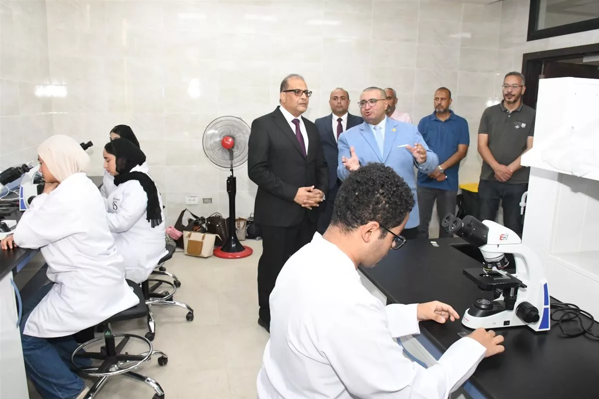 جانب من جولة رئيس الجامعة بالكلية