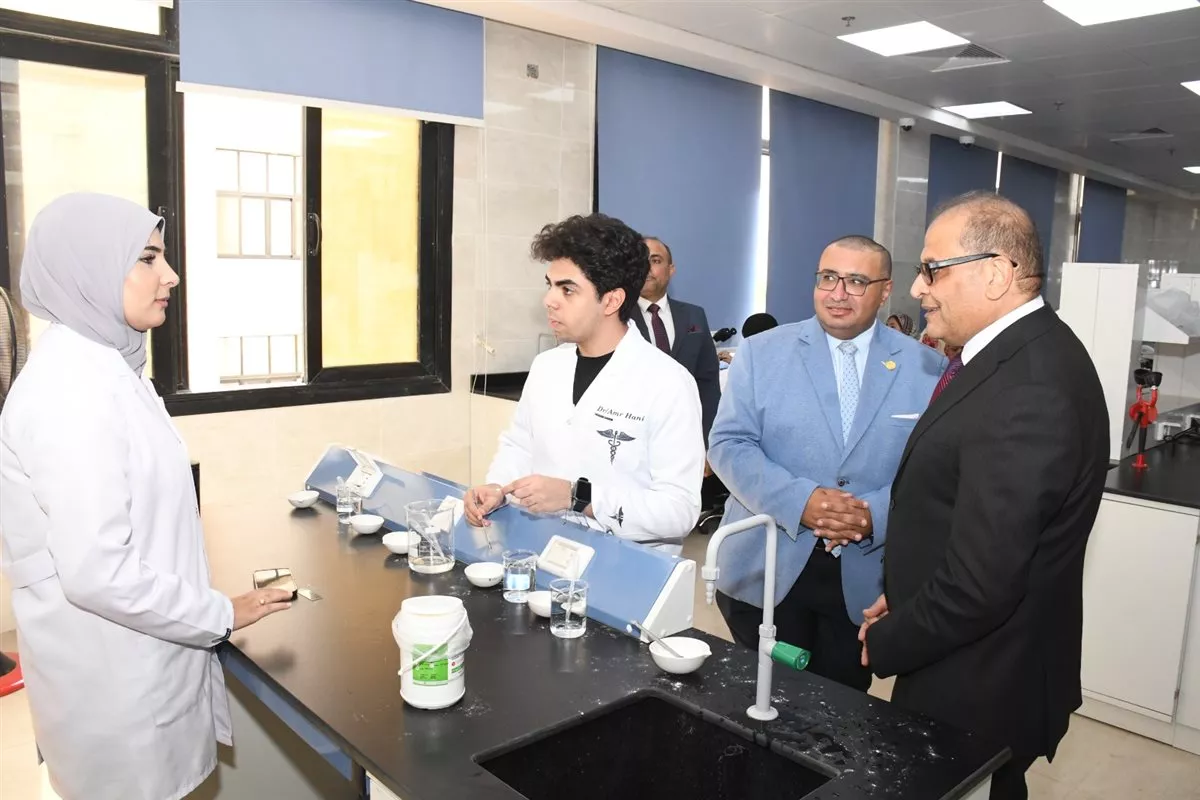 جانب من جولة رئيس الجامعة بالكلية