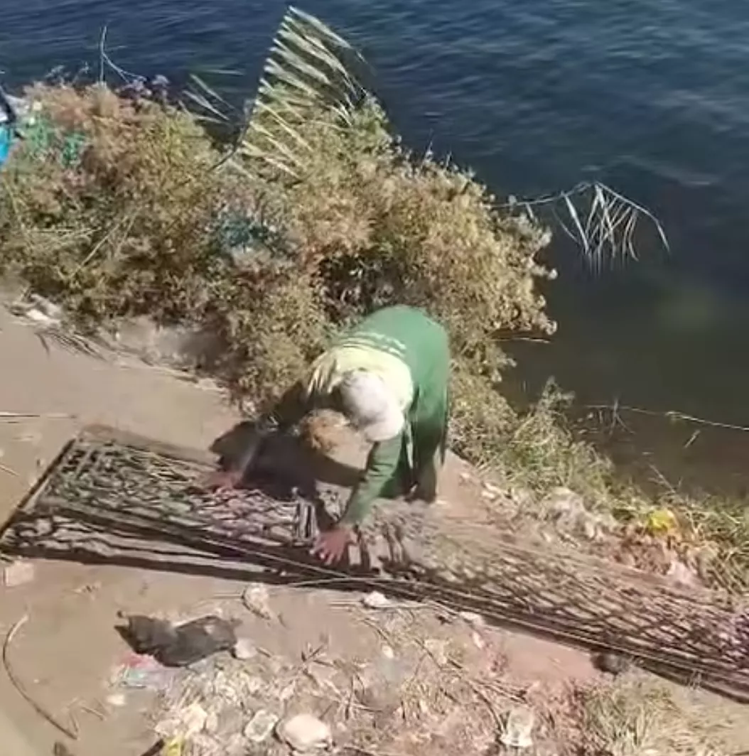 لحظة العثور على السور الحديدي