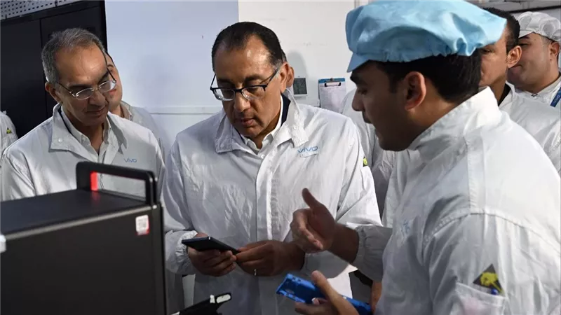 بعد ملاحقة المهربين.. هل تنجح الدولة في توطين صناعة الهواتف المحمولة؟