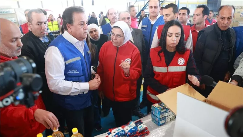 نائب رئيس الوزراء يتفقد مخزن الهلال الأحمر والمركز اللوجستي لدعم غزة
