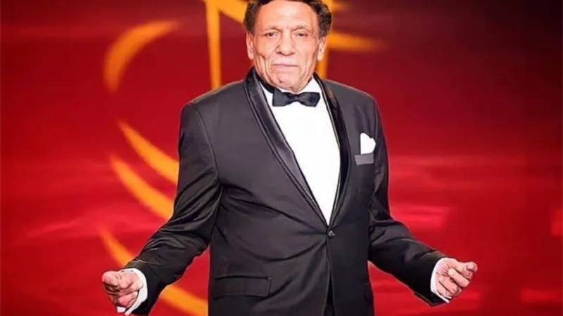 عادل إمام ينفي شائعات تدهور حالته الصحية ويطمئن الجمهور (فيديو)