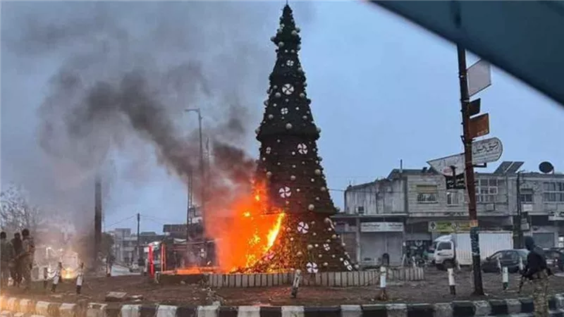  حرق شجرة عيد الميلاد في ريف حماة.. من الفاعل؟