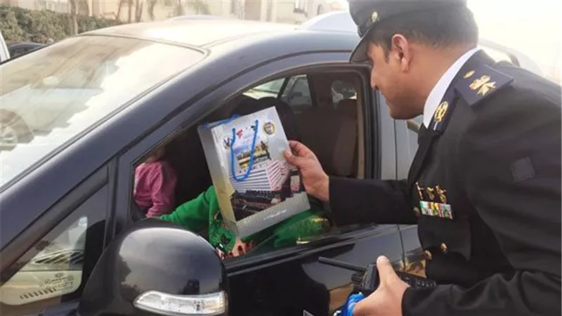 شهامة وإنسانية.. ضابط شرطة ينقذ متهمين من الغرق وآخر يسدد ثمن علاج مريض