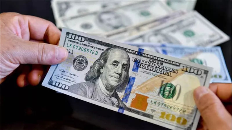 أسباب تراجع الدولار في جميع البنوك.. هل يواصل الانخفاض الأيام المقبلة؟