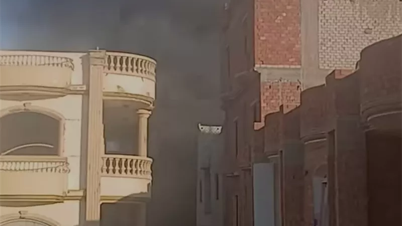 الدفع بـ 5 سيارات إطفاء لإخماد حريق هائل في منزل بكرداسة (صور)