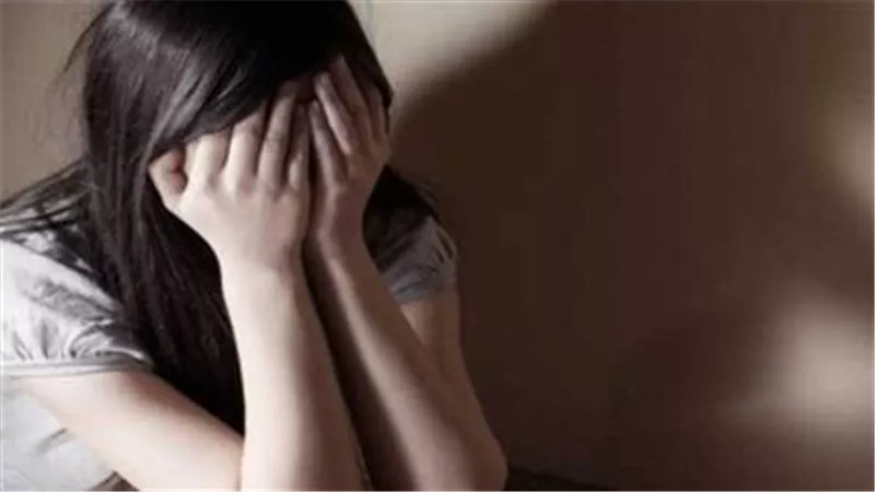 مارست الرذيلة مع عاطل وألقت 