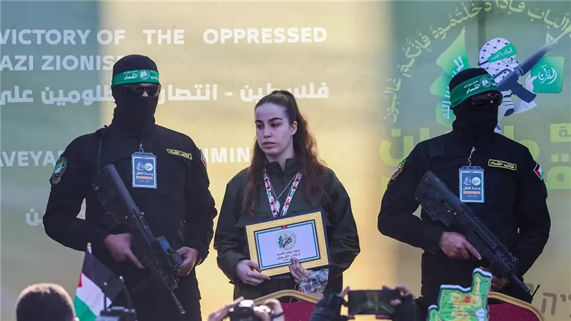 رسالة القوة في ساحة تسليم الأسرى تغضب إسرائيل