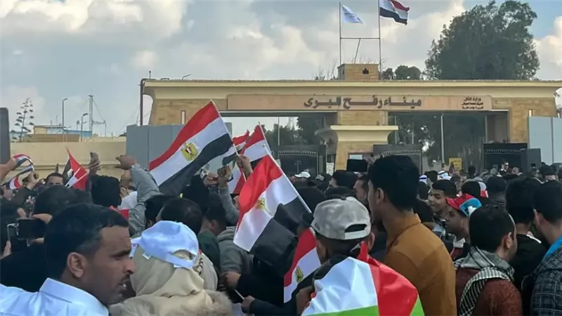 عاجل| معبر رفح يستقبل 14 مريضًا ومصابًا فلسطينيًا و18 من مرافقيهم