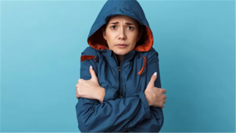أبرزها قلة النوم وفقر الدم.. 5 أسباب للشعور بالبرد