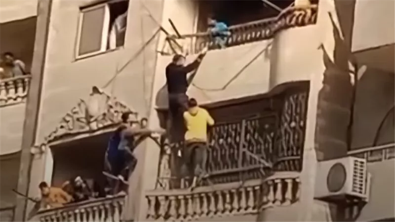 مشهد مثير.. شباب في فيصل ينقذون ثلاثة أطفال من حريق مميت