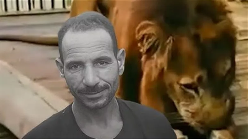 زميل ضحية أسد الفيوم: سقط أثناء سحب السلسلة ولم يستطع أحد إنقاذه