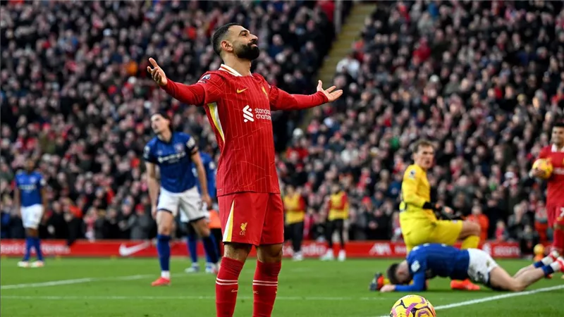 صلاح غاضب وليفربول يبحث تحسين عرضه.. هل اقترب من الهلال السعودي؟
