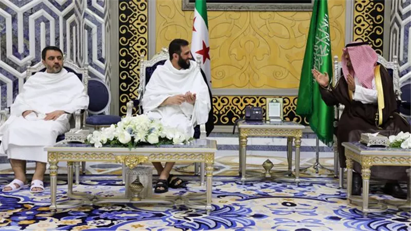 صور| الشرع بملابس الإحرام في جدة بعد لقاء ولي العهد السعودي