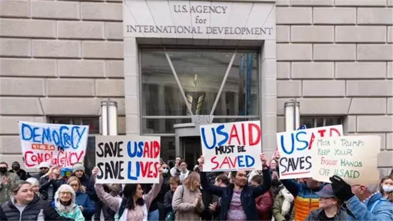 ابقوا في منازلكم.. ترامب يتحدى الكونجرس بوقف نشاط وكالة المساعدات الأمريكية «USAID»