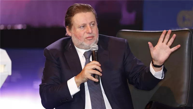 بحضور ماكرون.. اتحاد المصارف العربية يمنح حسن عبدالله جائزة «محافظ العام»