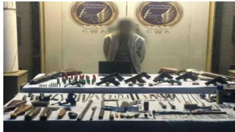 ضبط مسجل خطر بحوزته 12 قطعة سلاح وورشة لتعديل الأسلحة بالشروق