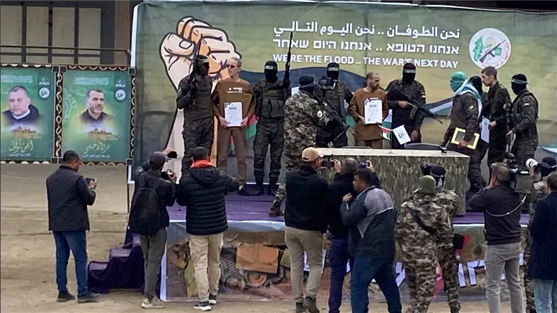 حماس تطلق سراح 3 أسرى إسرائيليين ضمن اتفاق غزة 