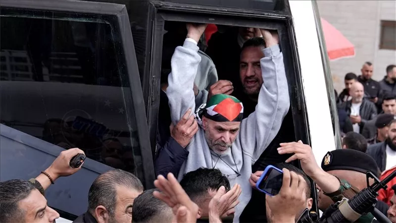 شعار تهديدي على أساور الأسرى الفلسطينيين المحررين.. ما دلالاته؟