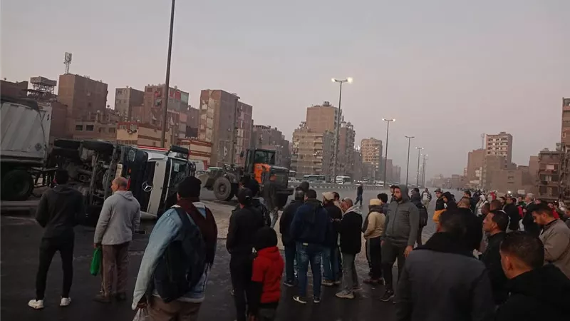 توقف حركة السير أعلى دائرى الخصوص ..التفاصيل بالصور