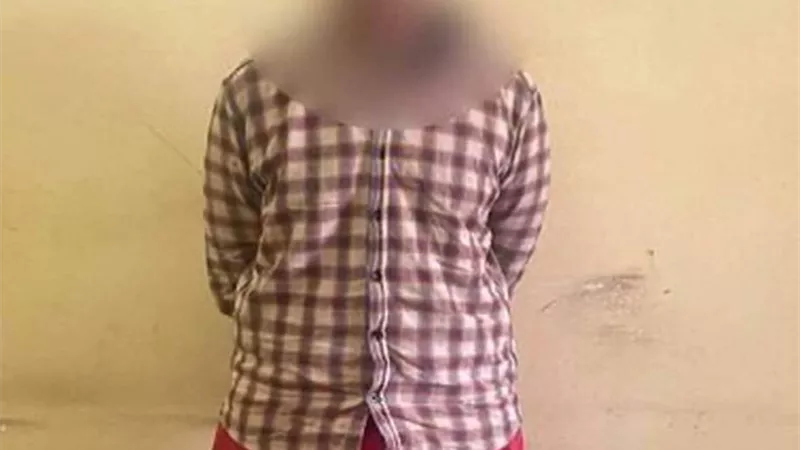 قاتل صديقه في العجوزة يمثل الجريمة: طعنته 3 مرات بسبب خلاف على القمامة