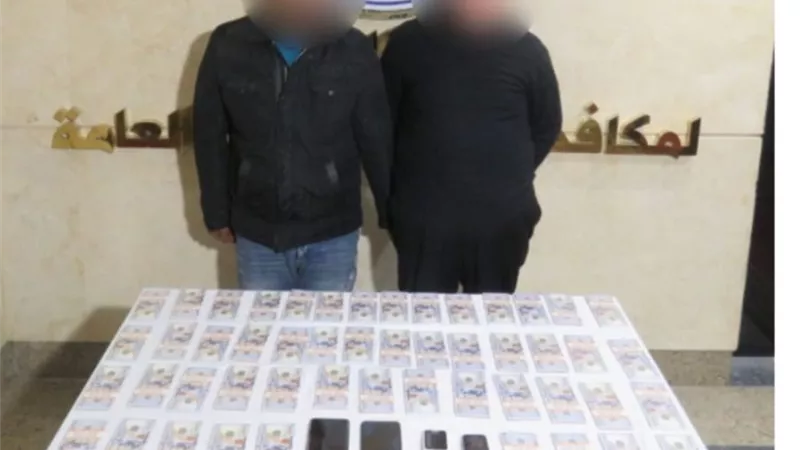 ضبط شخصين بتهمة تقليد العملات الأجنبية وترويجها عبر الإنترنت
