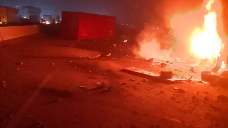تفحم سيارة بأسرة كاملة على طريق السويس بمنطقة مصر الجديدة