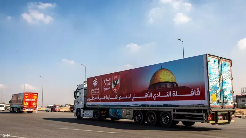 300 شاحنة مساعدات.. 