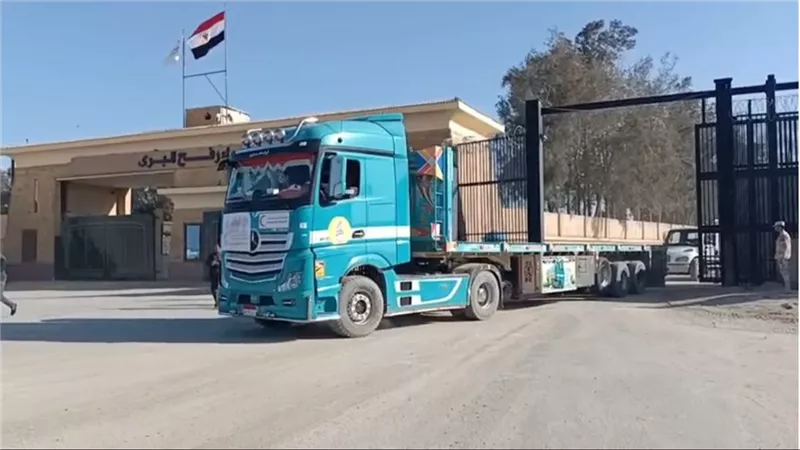 وصول قافلة المساعدات الإنسانية المقدمة من محافظة القاهرة لمعبر رفح الجانب الفلسطيني