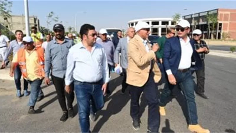 وزير الإسكان يتفقد مشروعات المدن الجديدة ويوجه بتسريع وتيرة التنفيذ