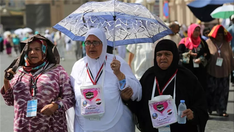سماسرة الحج والعمرة.. مداهمة 4 شركات سياحية تحتال على المواطنين