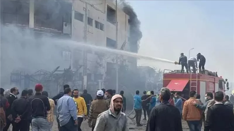 تفاصيل نشوب حريق داخل مخزن مجاور لهيئة البريد.. ومصدر أمني يكشف السبب