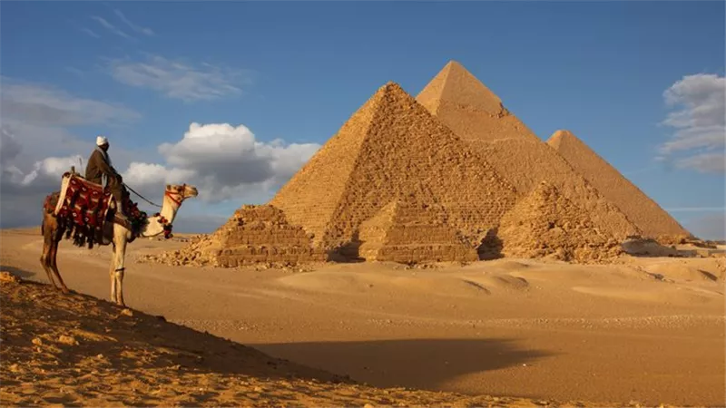 “السياحة والآثار” ترد على شائعات أعمال الحفر بمنطقة الأهرامات.. ماذا قالت؟