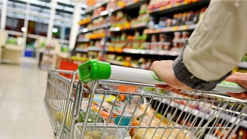 هل تنخفص أسعار السلع الغذائية خلال الفترة المقبلة؟ رئيس شعبة السكر يكشف مفاجأة 
