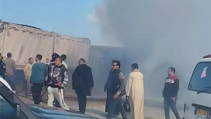 العناية تنقذ وسط البلد.. اندلاع حريق بسيارة وامتداده لأحد المحال التجارية المجاورة