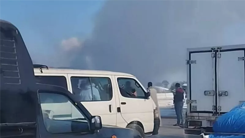 السيطرة على حريق سيارة نقل على الطريق الإقليمي بالقليوبية