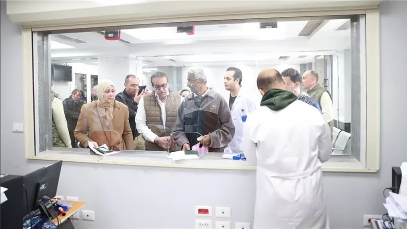 وزير الصحة في زيارة مفاجئة لمستشفى المقطم وإحالة المتغيبين للتحقيق