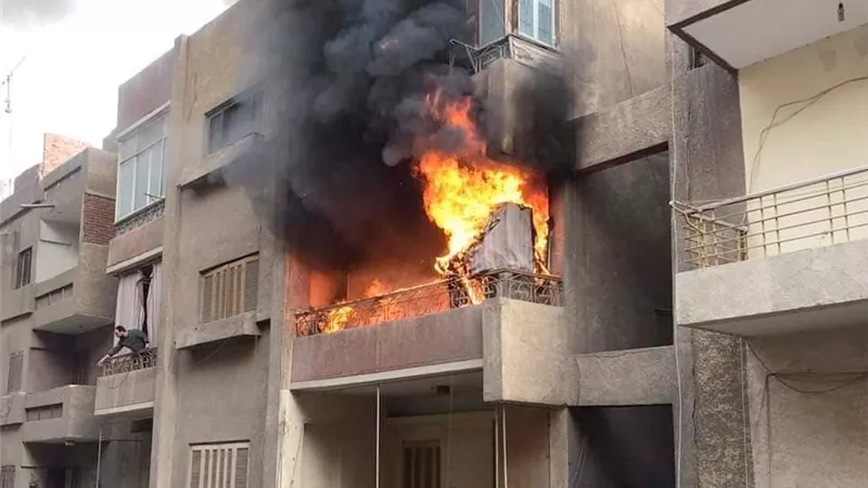 «شاحن موبايل» يتسبب في حريق شقة سكنية بأسيوط (صور)