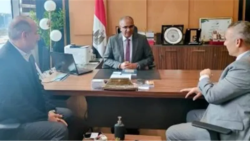 نائب وزير الإسكان يبحث التعاون في تحلية مياه البحر ومعالجة الصرف