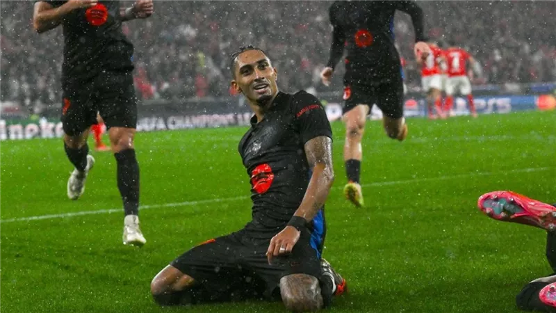 برشلونة يتخطى بنفيكا بعشرة لاعبين ويقترب من ربع النهائي