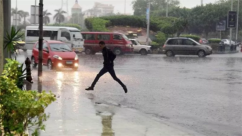 أمطار مبكرة تغسل شوارع القاهرة الكبرى.. ودرجة الحرارة تتراجع إلى 21
