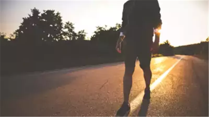 تقلل من فوائده وتسبب أضرار كارثية.. 10 أخطاء شائعة في المشي يجب تجنبها