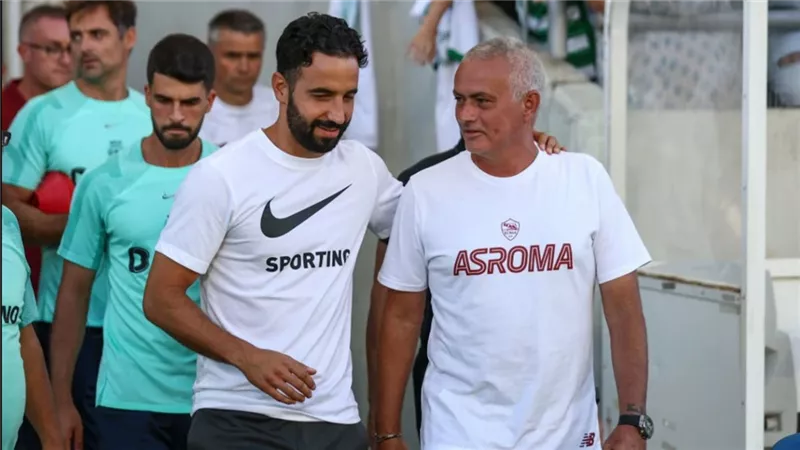 مورينيو يدعم أموريم وراتكليف لإعادة مانشستر يونايتد إلى الطريق الصحيح