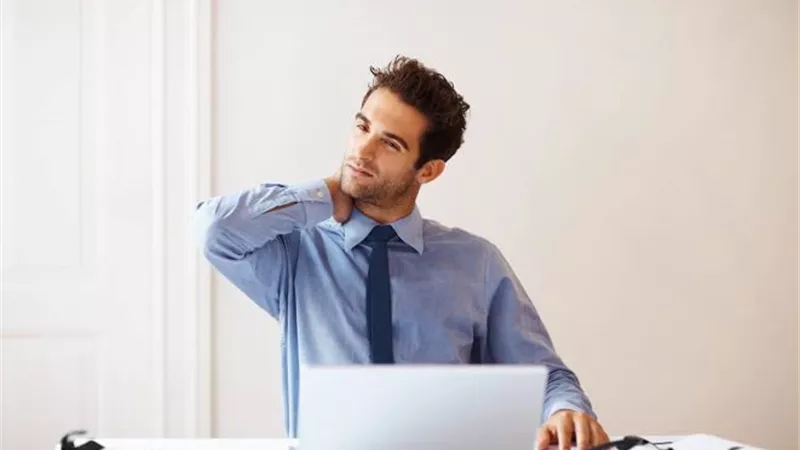 ماذا يحدث لجسمك عند الجلوس لأكثر من 6 ساعات يوميًا؟ احذر المخاطر