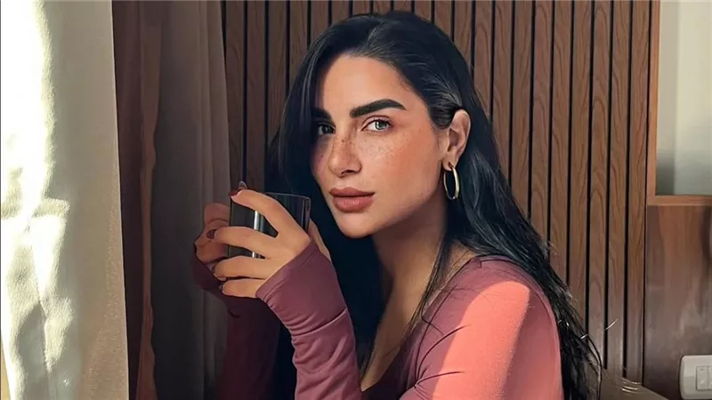 جوري بكر تشارك لحظات مؤثرة من وداع والدتها لأداء مناسك العمرة 