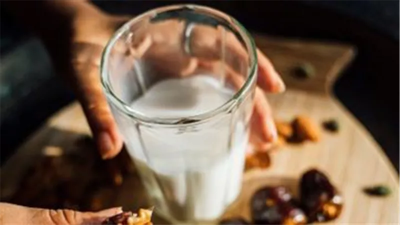 فوائد البلح باللبن.. الكنز المفقود على سفرة رمضان
