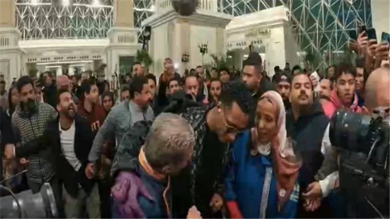 أنتم نمبر وان.. محمد رمضان يمنح لقبه لـ«عمال النظافة»