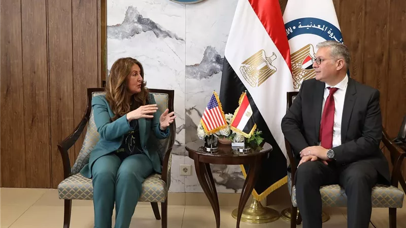 وزير البترول يبحث سبل تعزيز التعاون مع السفيرة الأمريكية في القاهرة