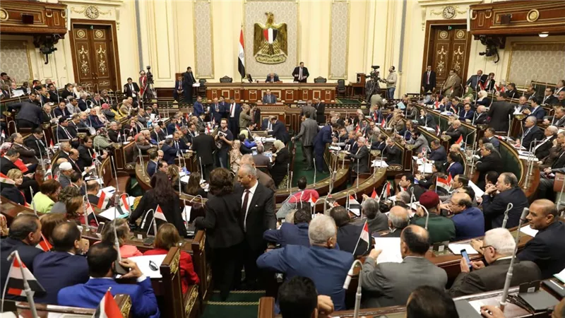 ضوابط استقطاع الأجور في قانون العمل: 50% للنفقة و25% للديون الأخرى