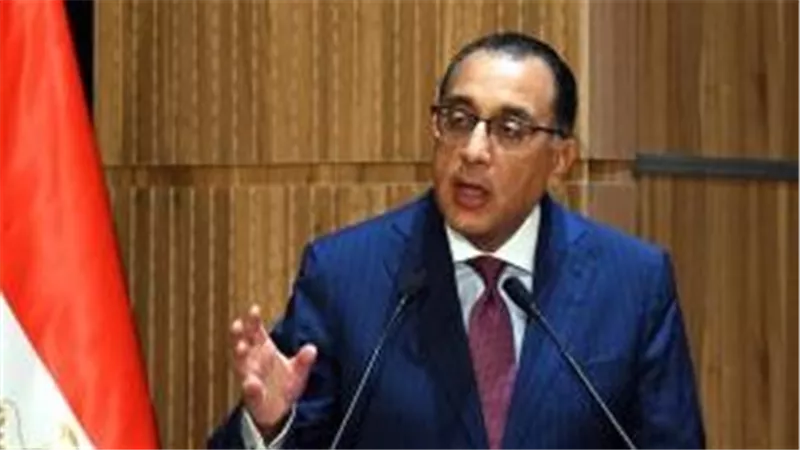 في لفتة إنسانية.. رئيس الوزراء يوفر «لاب توب» لطالبة كفيفة بأسيوط 